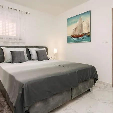 Villa Villa Ancora For 16 Guests Sveti Filip i Jakov